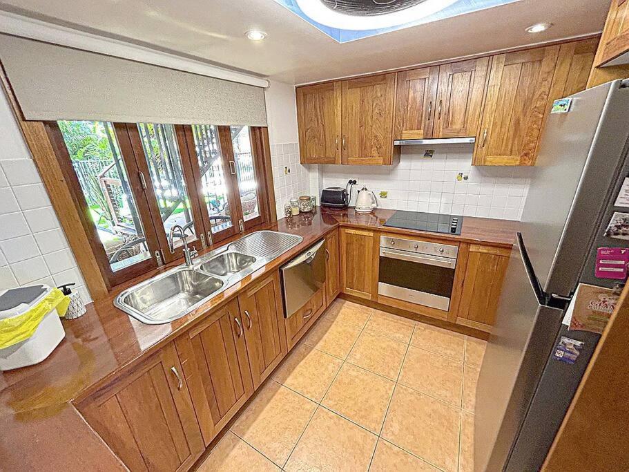 Oasis, In Leafy Whitfield. Villa Edge Hill Exterior foto