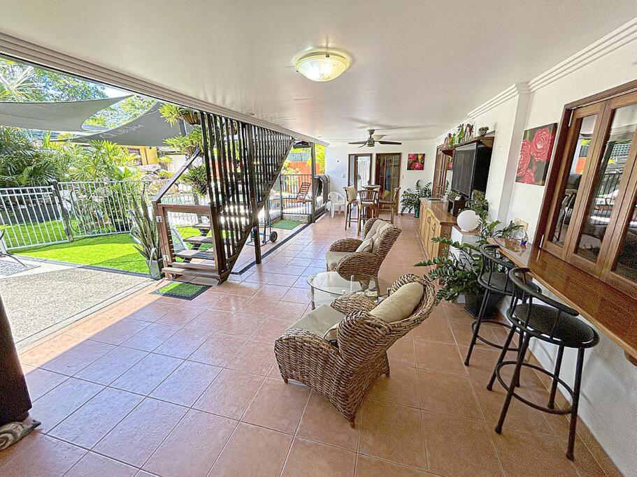 Oasis, In Leafy Whitfield. Villa Edge Hill Exterior foto
